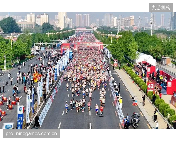 一场赛事，十万件涤纶T恤的宿命：马拉松组委会是否应为这种“仪式性浪费”寻找生物降解替代方案？
